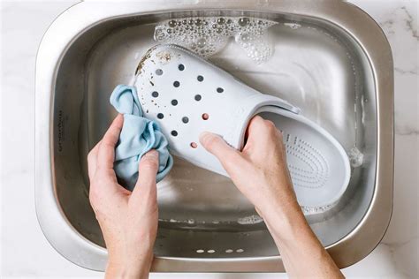 washing crocs